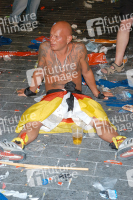 Enttäuschter deutscher Fan auf der Fanmeile am Brandenburger Tor