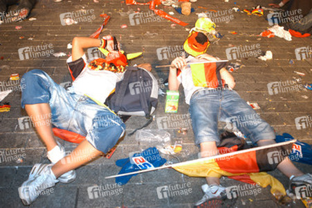 Enttäuschte deutsche Fans auf der Fanmeile am Brandenburger Tor