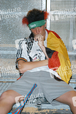 Enttäuschter deutscher Fan auf der Fanmeile am Brandenburger Tor