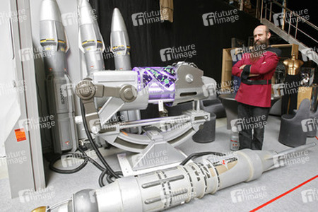 Martin Netter mit intergalaktischen Waffen aus 'Star Trek: Enterprise'