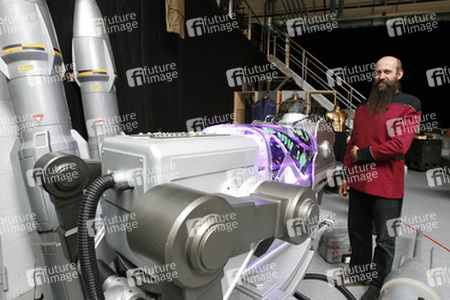 Martin Netter mit intergalaktischen Waffen aus 'Star Trek: Enterprise'