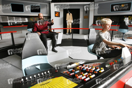 Martin Netter mit Besucher auf der Brücke vom Raumschiff Enterprise aus 'Star Trek: The Original Series'