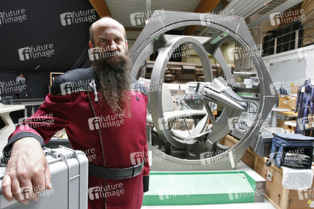 Martin Netter vor einem Suliban Raumschiff aus 'Star Trek: Enterprise'