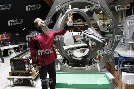 Martin Netter vor einem Suliban Raumschiff aus 'Star Trek: Enterprise'