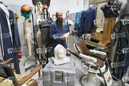 Martin Netter mit Möbelstücken und Utensilien aus dem Star Trek Make-up Department der Paramount Studios