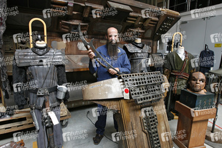 Martin Netter vor einer Klingonen-Konsole aus 'Star Trek: The Next Generation'