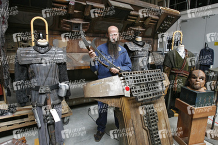 Martin Netter vor einer Klingonen-Konsole aus 'Star Trek: The Next Generation'