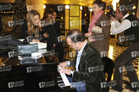 Alexander zu Schaumburg-Lippe (im Hitergrund Oscar Lauterbach mit Freundin Anna Corts)