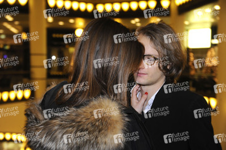 Oscar Lauterbach mit Freundin Anna Corts