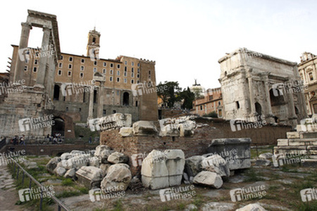 Tempio di Saturno / Tempel des Saturn und Arco di Settimio Severo / Septimius-Severus-Bogen
