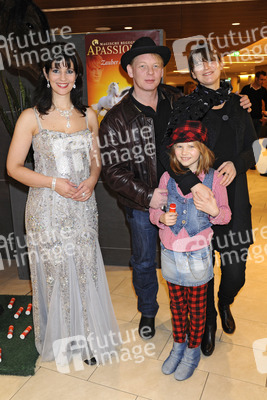 Arndis Halla, Ben Becker und Anne Seidel mit Tochter Lilith