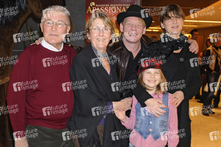 Ben Becker mit Tochter Lilith, Anne Seidel und ihren Eltern Brigitte und Volkmar Seide