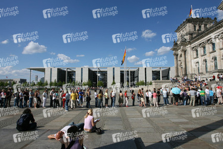 Besucherschlange vor dem Reichstag