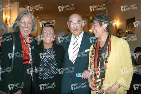 Roswitha Völz, Artur Brauner mit Ehefrau Therese Albert und Gast