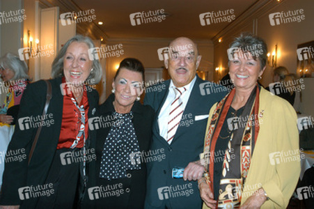 Roswitha Völz, Artur Brauner mit Ehefrau Therese Albert und Gast