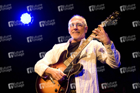 Larry Carlton