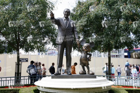 Statue von Walt Disney und Mickey Mouse