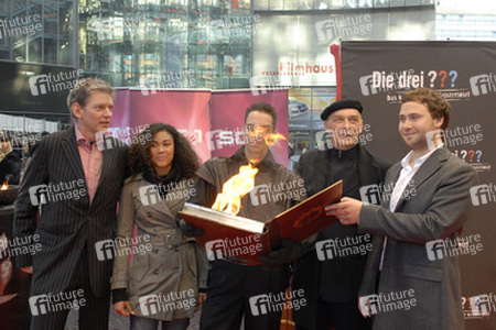 Sytze Van Der Laan, Naima Sebe, Feuerschlucker, James Faulkner, Florian Baxmeyer