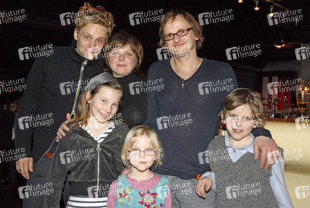 Matthias Schweighöfer, Zoe Mannhardt, Milan Peschel mit Ehefrau und Kindern Stasys und Sofia