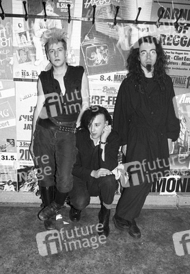 Strongman (Trevor Rowan), Pod (Anthony Murphy), Dik (Richard Evans)