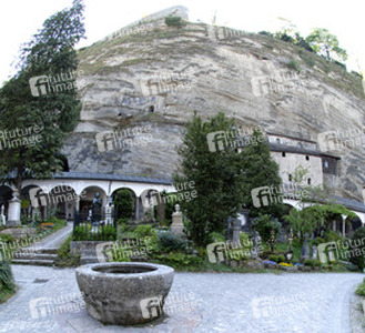 Gräber vor den Felsenkatakomben