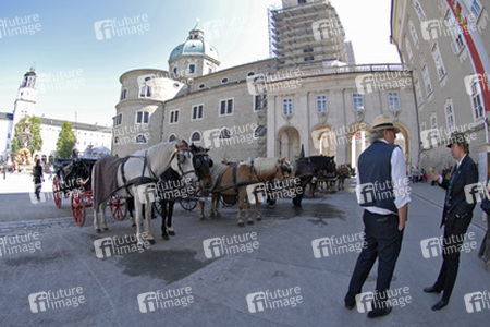 Fiaker vor der Neuen Residenz und dem Dom