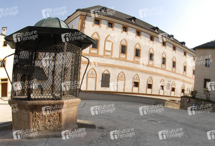 Burghof mit Matthäus-Lang-Zisterne von 1539