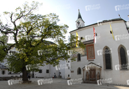 Burghof mit Georgskapelle