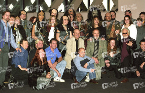 Larry Nemecek, Max Grodénchik, Lolita Fatjo, Richard Arnold, Dwight Schultz, Aron Eisenberg, Robert O'Reilly, Marina Sirtis, J.G. Hertzler, Jeff Rector mit Fans