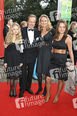 Till Demtröder mit Ehefrau Julia und den Töchtern Valerie und Natalie