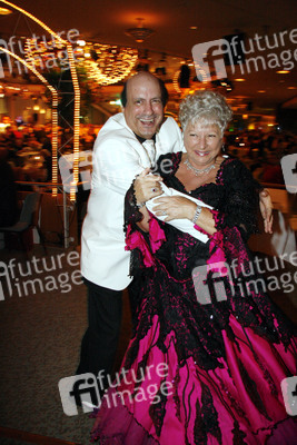 Dan Lahav, Reni Laur