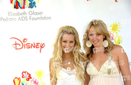 Ashley Tisdale, Jennifer Tisdale
