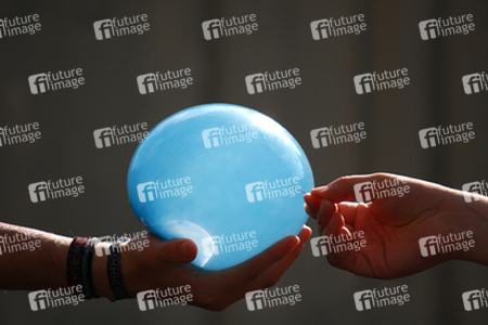 Zerplatzender Ballon mit Wasser gefüllt