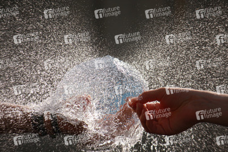 Zerplatzender Ballon mit Wasser gefüllt