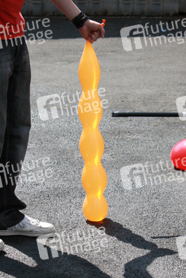 Zerplatzender Ballon mit Wasser gefüllt