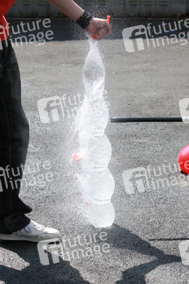 Zerplatzender Ballon mit Wasser gefüllt