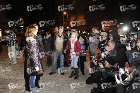 Carolyn Genzkow, Götz George mit Fotografen