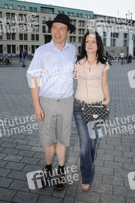 Gunther von Hagens mit Begleitung