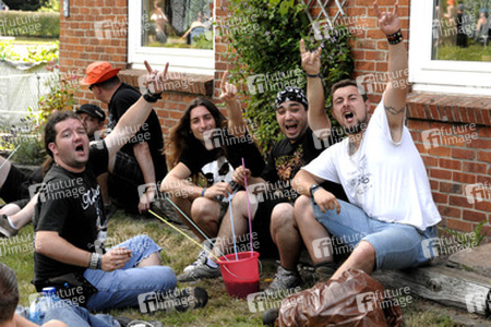 Rockfans im Dorf Wacken