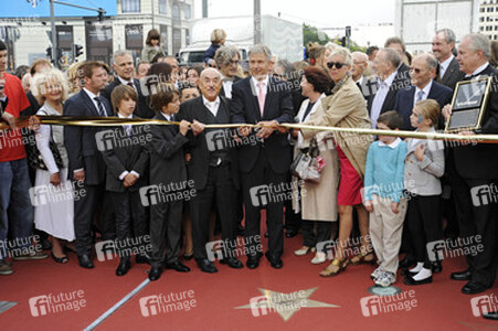 Klaus Wowereit mit zahlreichen Prominenten