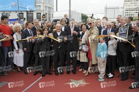 Klaus Wowereit mit zahlreichen Prominenten
