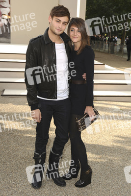 Douglas Booth mit Begleitung