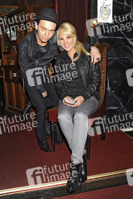 Annemarie Eilfeld mit Begleitung