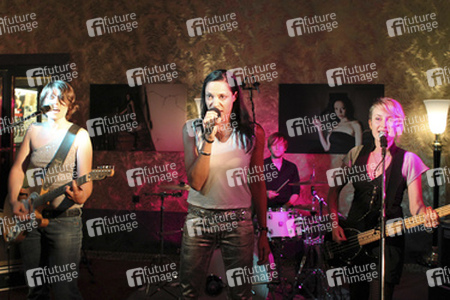 Chantal de Freitas mit Band