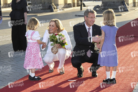 Christian Wulff und Gattin Bettina werden von den Kindern Marla Charlotte Badge (3 Jahre) und Sophia Julie Langner (4 Jahre) begrüßt