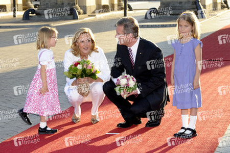 Christian Wulff und Gattin Bettina werden von den Kindern Marla Charlotte Badge (3 Jahre) und Sophia Julie Langner (4 Jahre) begrüßt