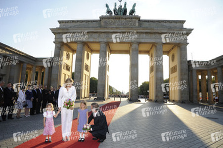 Christian Wulff und Gattin Bettina werden von den Kindern Marla Charlotte Badge (3 Jahre) und Sophia Julie Langner (4 Jahre) begrüßt