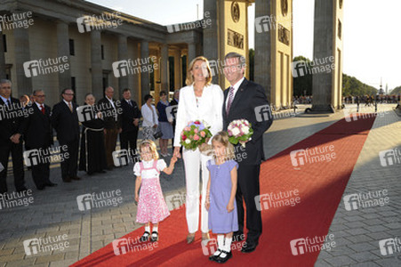Christian Wulff und Gattin Bettina werden von den Kindern Marla Charlotte Badge (3 Jahre) und Sophia Julie Langner (4 Jahre) begrüßt