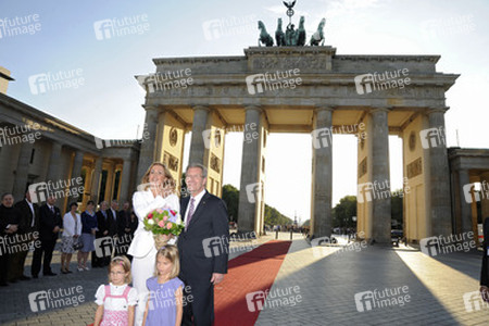 Christian Wulff und Gattin Bettina werden von den Kindern Marla Charlotte Badge (3 Jahre) und Sophia Julie Langner (4 Jahre) begrüßt