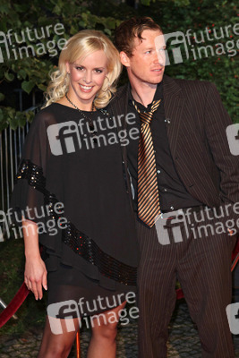 Isabel Edvardsson mit Begleitung